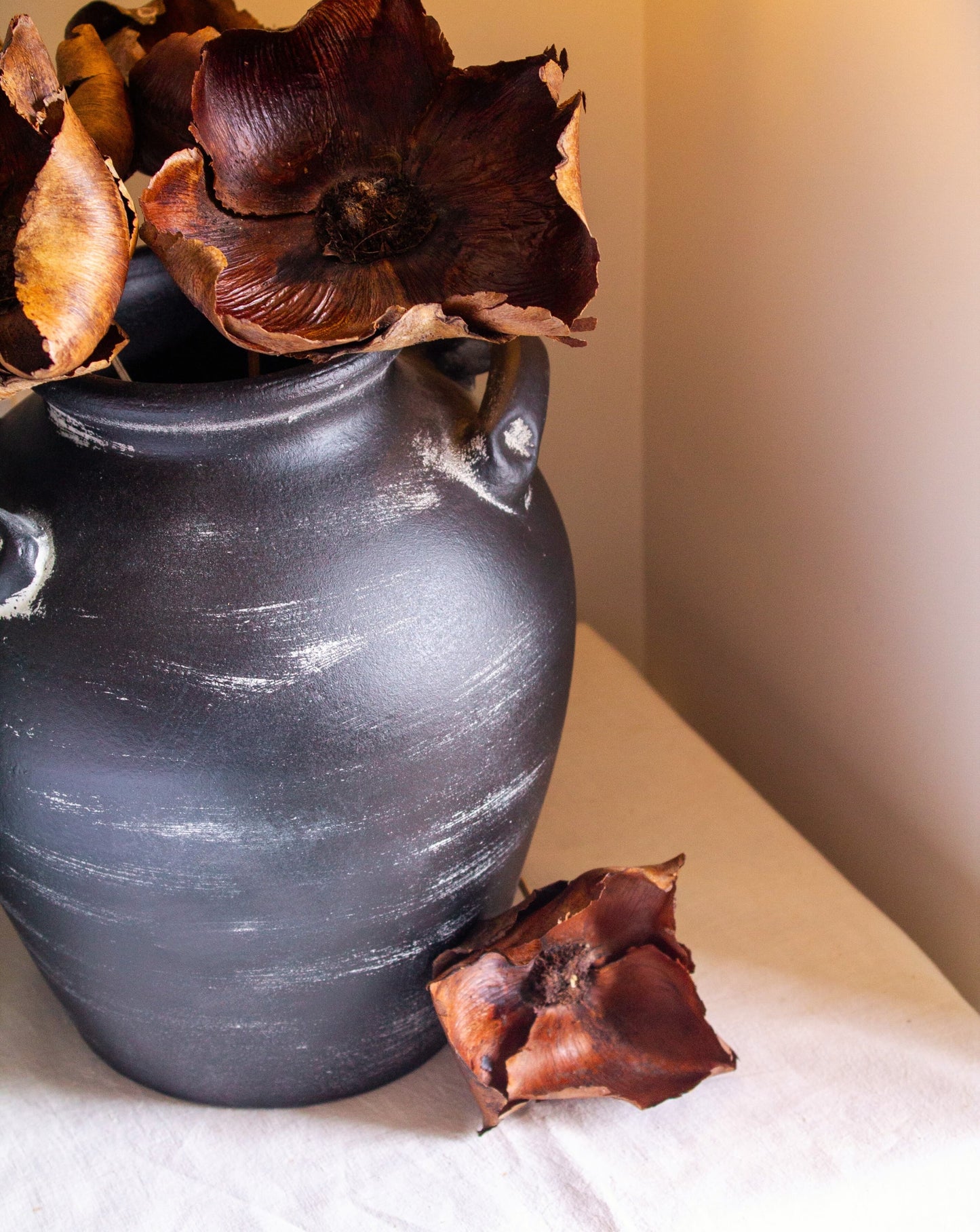 Vaselle Noir Vase
